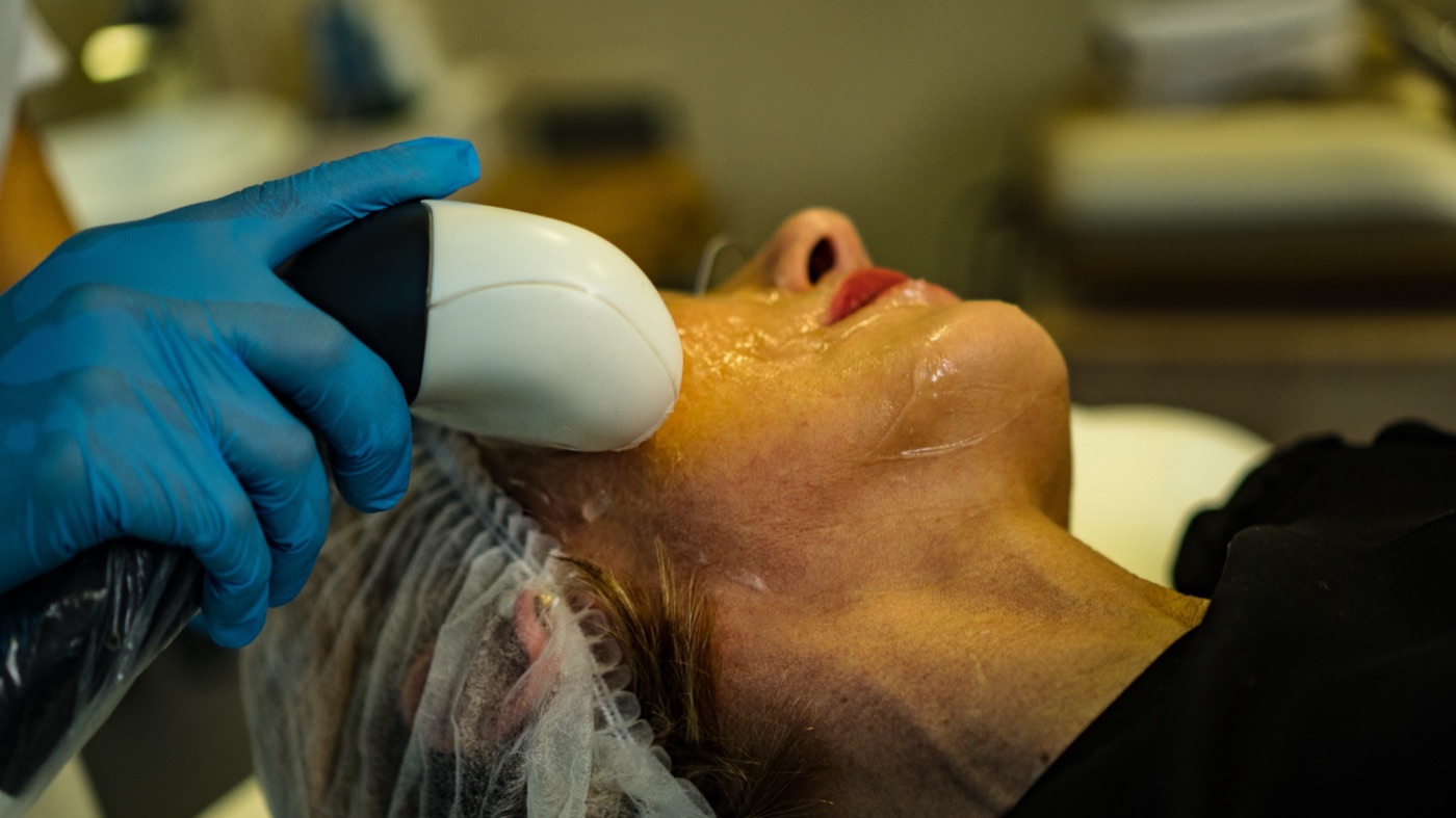 Trattamento viso con tecnologia estetica